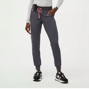 Figs Women's Charcoal Zamora Jogger with Mauve Drawstring, size Large Petite